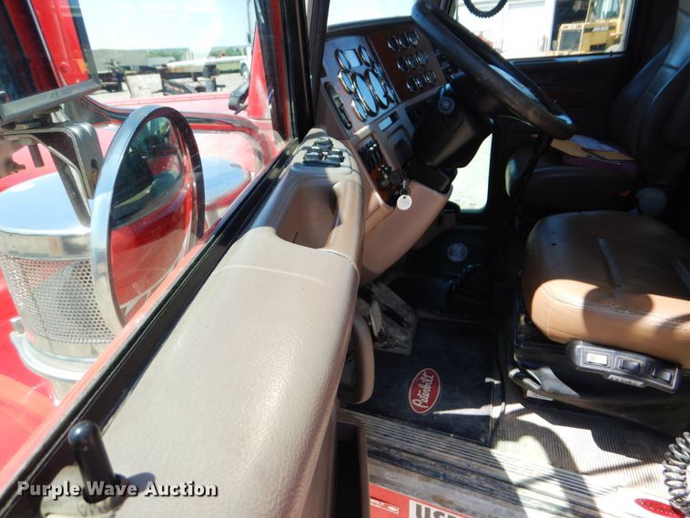 image for item DG8500 2009 Peterbilt 388 semi truck