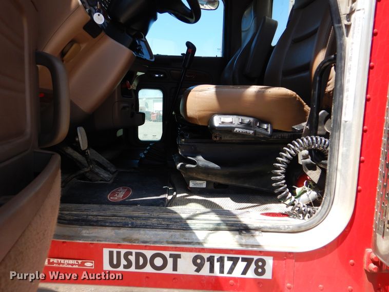 image for item DG8500 2009 Peterbilt 388 semi truck