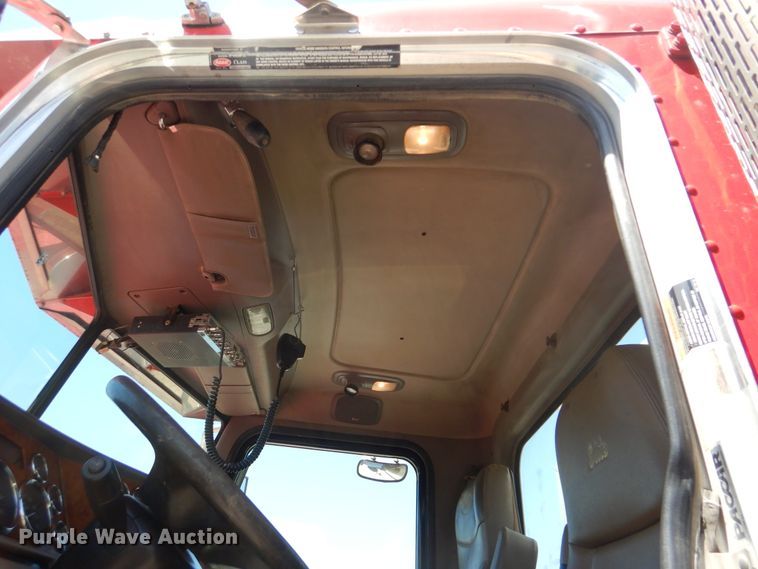 image for item DG8500 2009 Peterbilt 388 semi truck