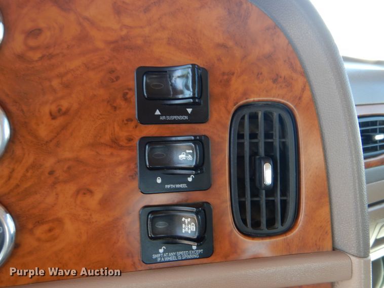 image for item DG8500 2009 Peterbilt 388 semi truck