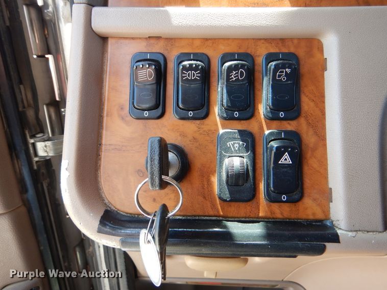 image for item DG8500 2009 Peterbilt 388 semi truck