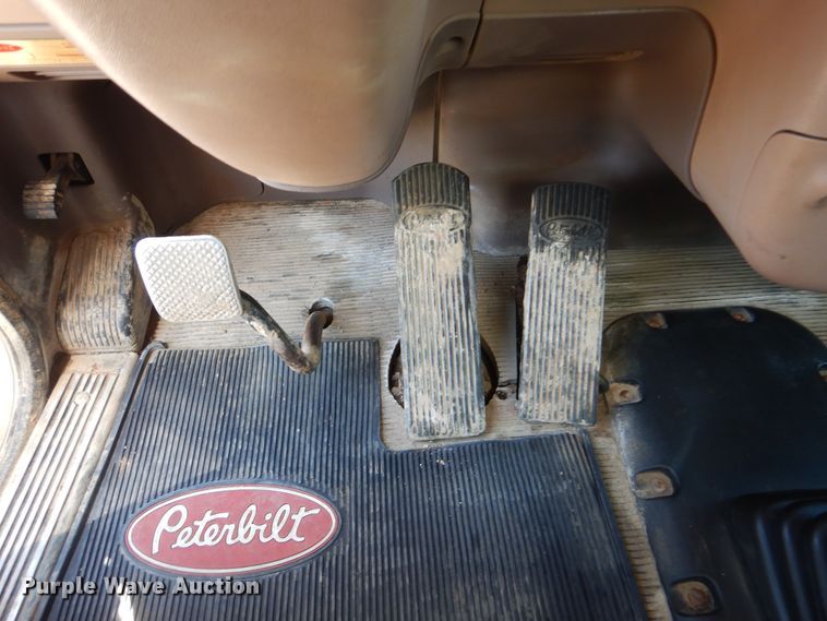 image for item DG8500 2009 Peterbilt 388 semi truck