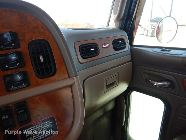 image for item DG8500 2009 Peterbilt 388 semi truck