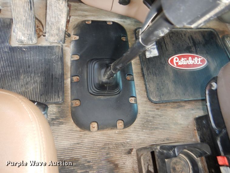 image for item DG8500 2009 Peterbilt 388 semi truck