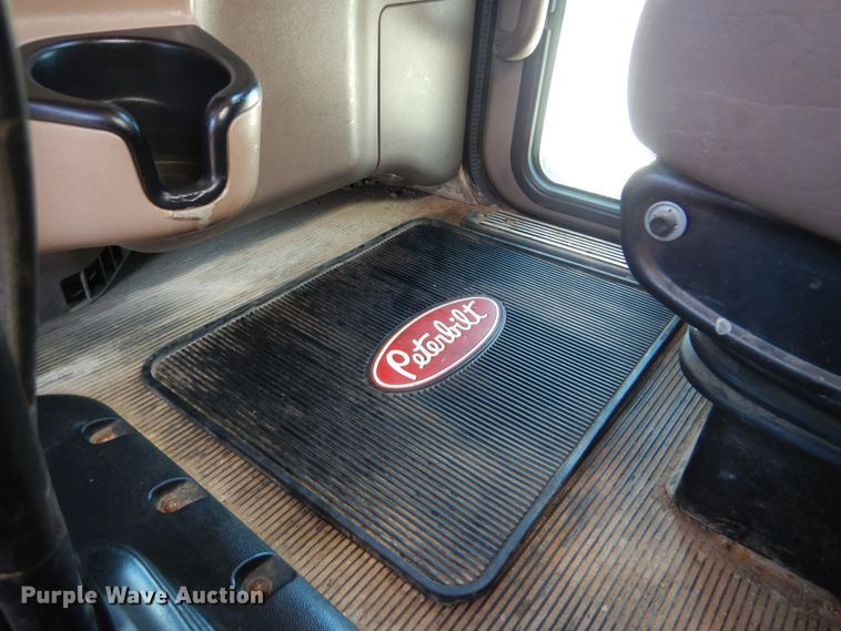 image for item DG8500 2009 Peterbilt 388 semi truck