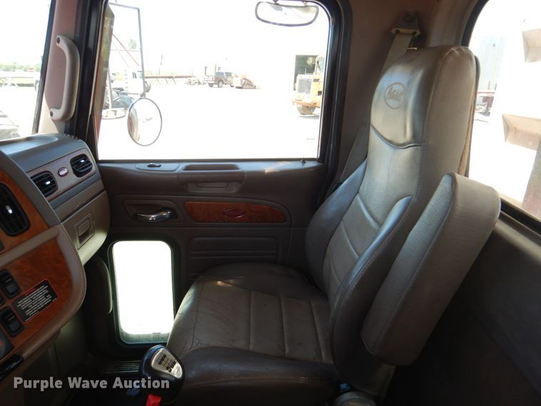 image for item DG8500 2009 Peterbilt 388 semi truck