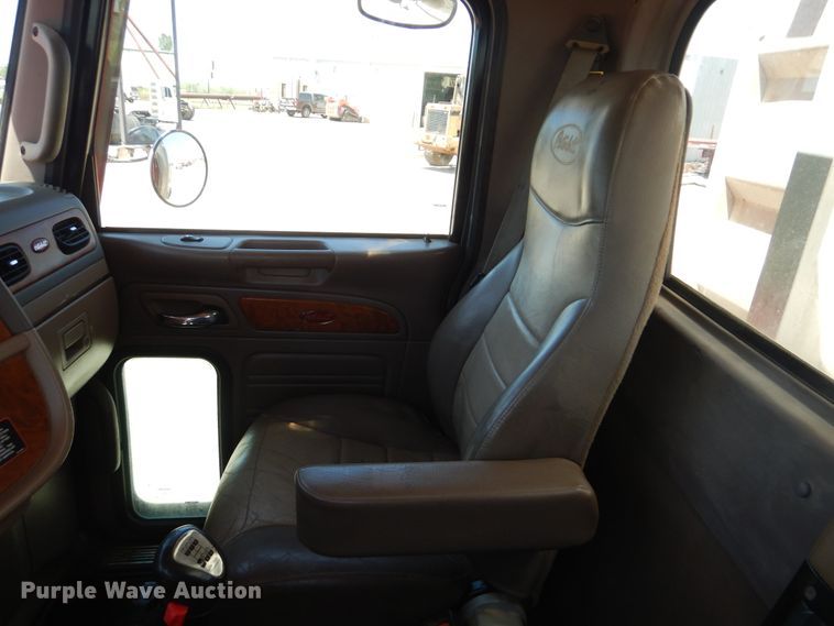 image for item DG8500 2009 Peterbilt 388 semi truck