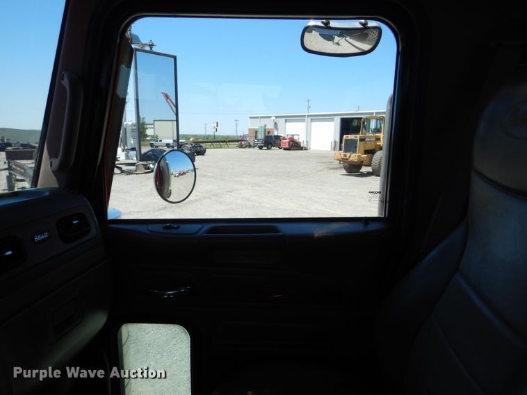 image for item DG8500 2009 Peterbilt 388 semi truck