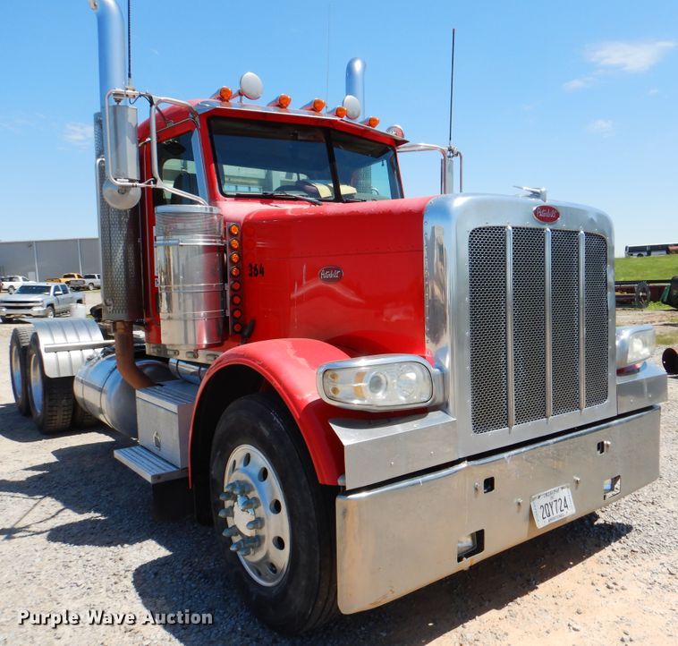 image for item DG8500 2009 Peterbilt 388 semi truck