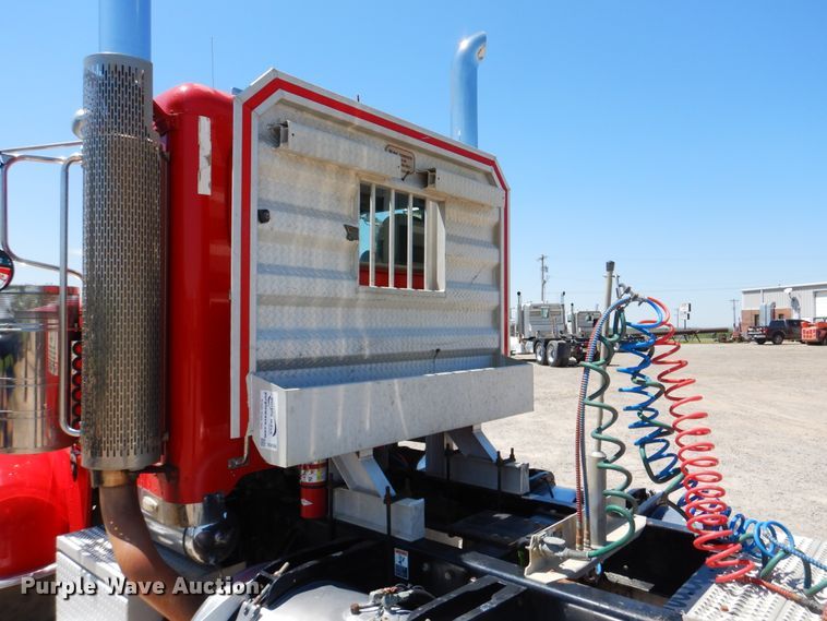 image for item DG8500 2009 Peterbilt 388 semi truck