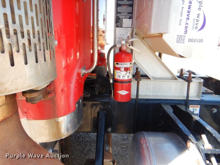 image for item DG8500 2009 Peterbilt 388 semi truck