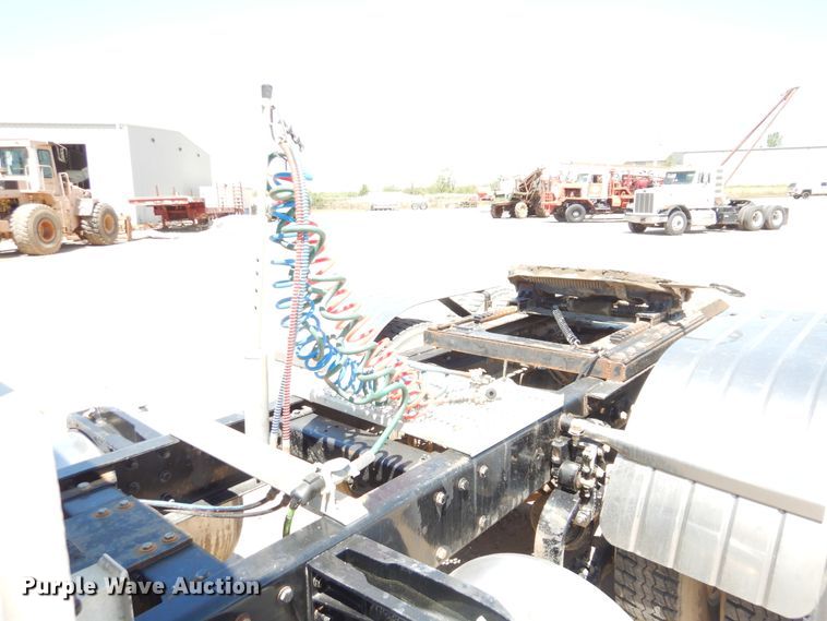 image for item DG8500 2009 Peterbilt 388 semi truck