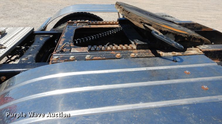 image for item DG8500 2009 Peterbilt 388 semi truck