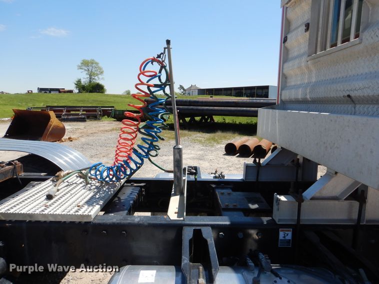 image for item DG8500 2009 Peterbilt 388 semi truck