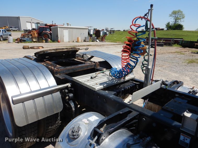 image for item DG8500 2009 Peterbilt 388 semi truck