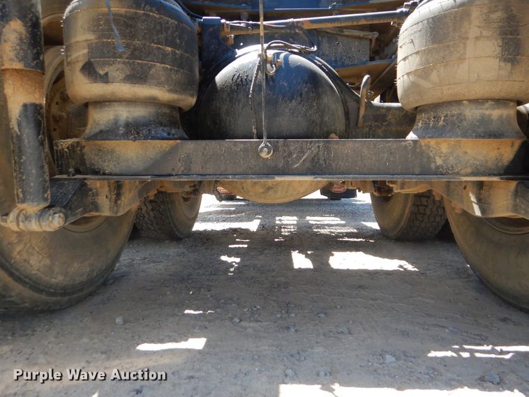 image for item DG8500 2009 Peterbilt 388 semi truck