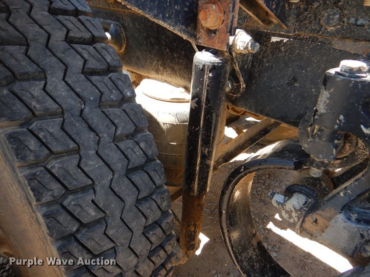 image for item DG8500 2009 Peterbilt 388 semi truck