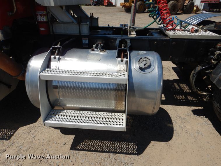 image for item DG8500 2009 Peterbilt 388 semi truck