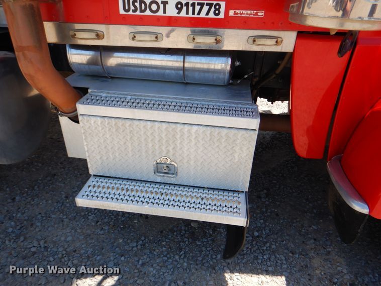 image for item DG8500 2009 Peterbilt 388 semi truck