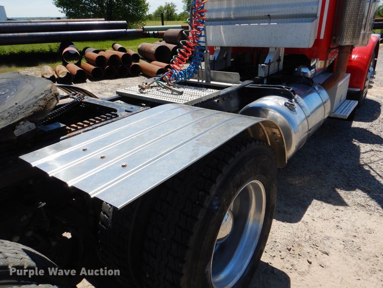 image for item DG8500 2009 Peterbilt 388 semi truck