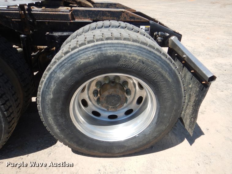 image for item DG8500 2009 Peterbilt 388 semi truck