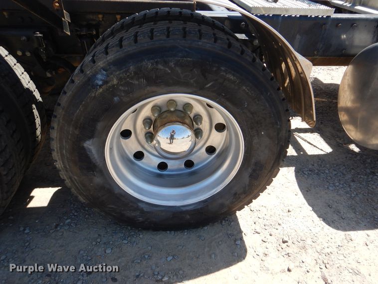 image for item DG8500 2009 Peterbilt 388 semi truck