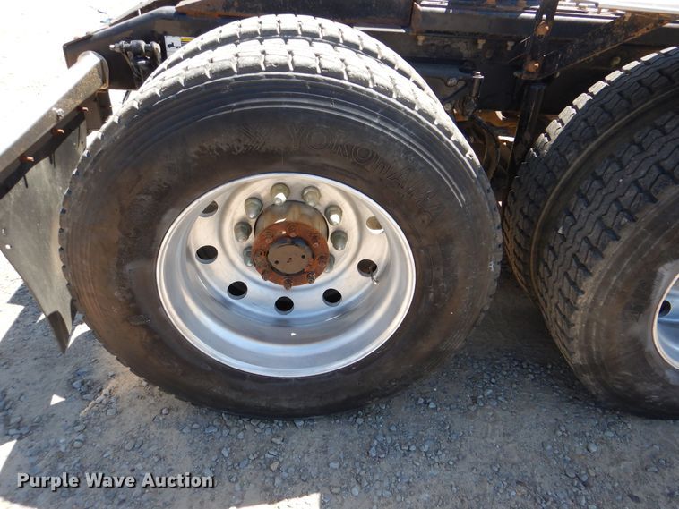 image for item DG8500 2009 Peterbilt 388 semi truck