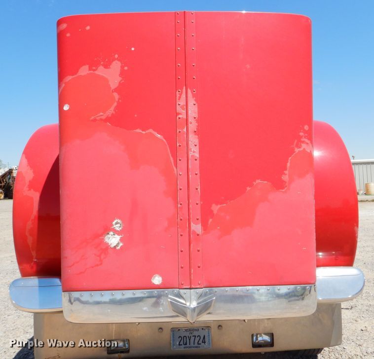 image for item DG8500 2009 Peterbilt 388 semi truck
