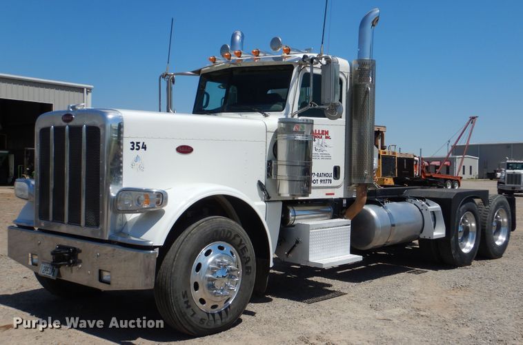 image for item DG8501 2010 Peterbilt 389 semi truck