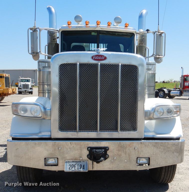 image for item DG8501 2010 Peterbilt 389 semi truck