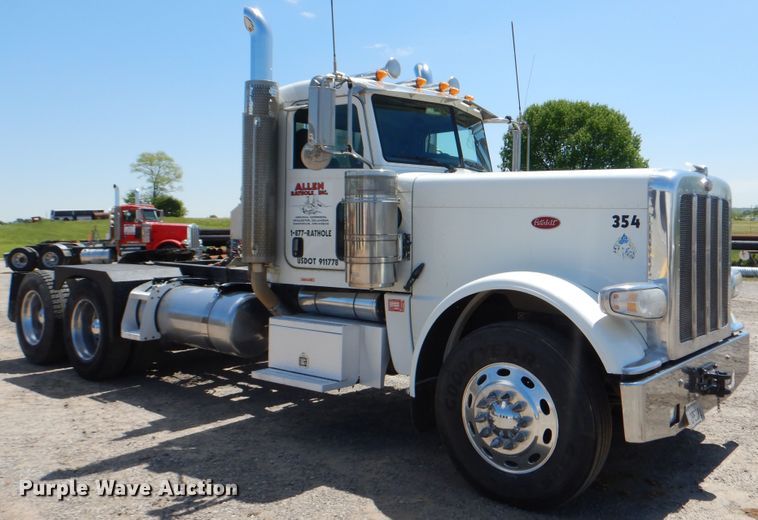 image for item DG8501 2010 Peterbilt 389 semi truck