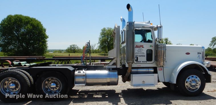 image for item DG8501 2010 Peterbilt 389 semi truck