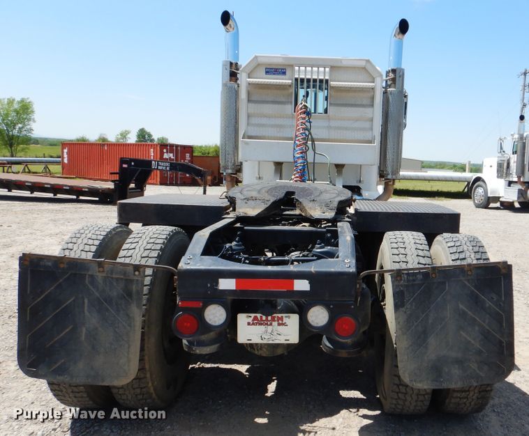 image for item DG8501 2010 Peterbilt 389 semi truck