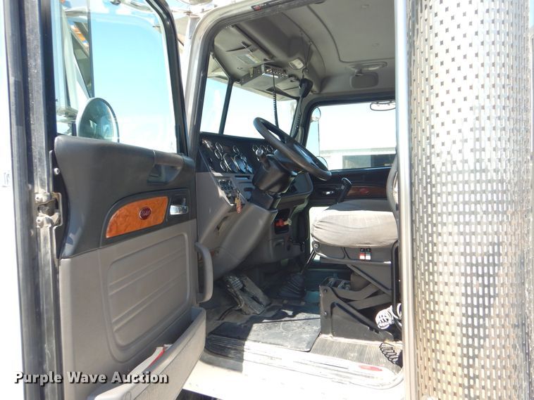 image for item DG8501 2010 Peterbilt 389 semi truck