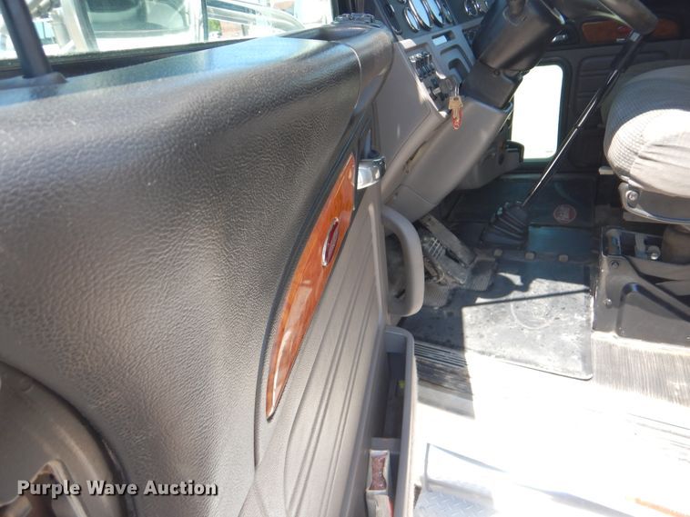 image for item DG8501 2010 Peterbilt 389 semi truck