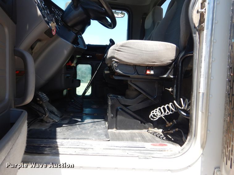 image for item DG8501 2010 Peterbilt 389 semi truck