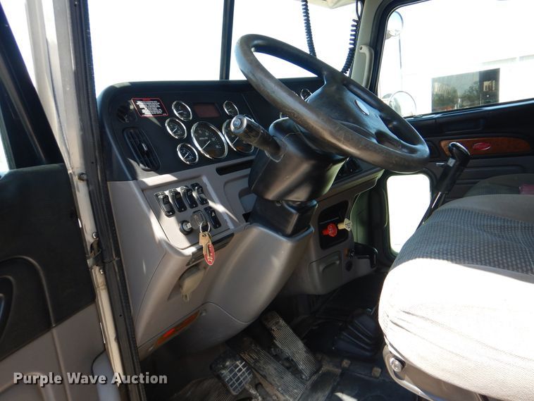 image for item DG8501 2010 Peterbilt 389 semi truck