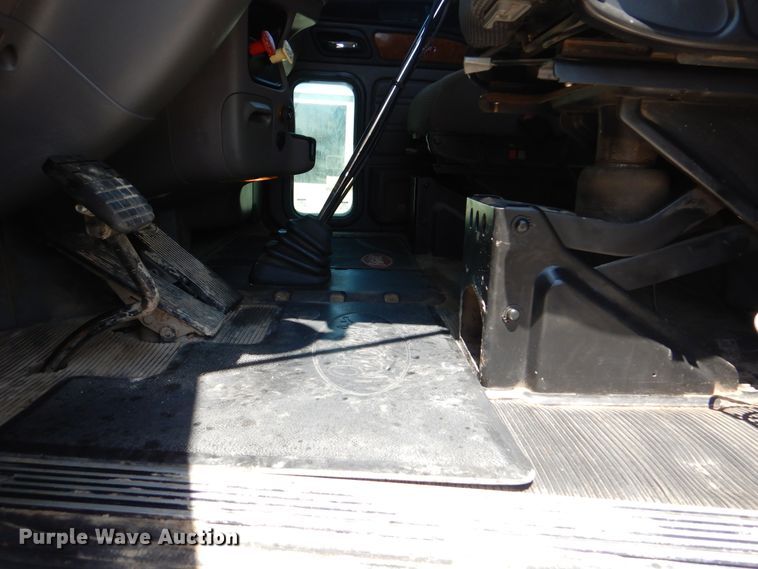 image for item DG8501 2010 Peterbilt 389 semi truck