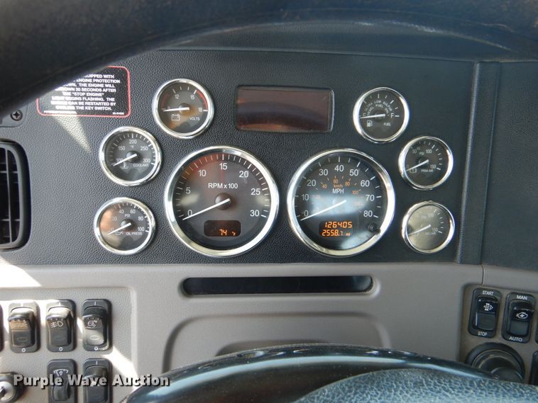 image for item DG8501 2010 Peterbilt 389 semi truck