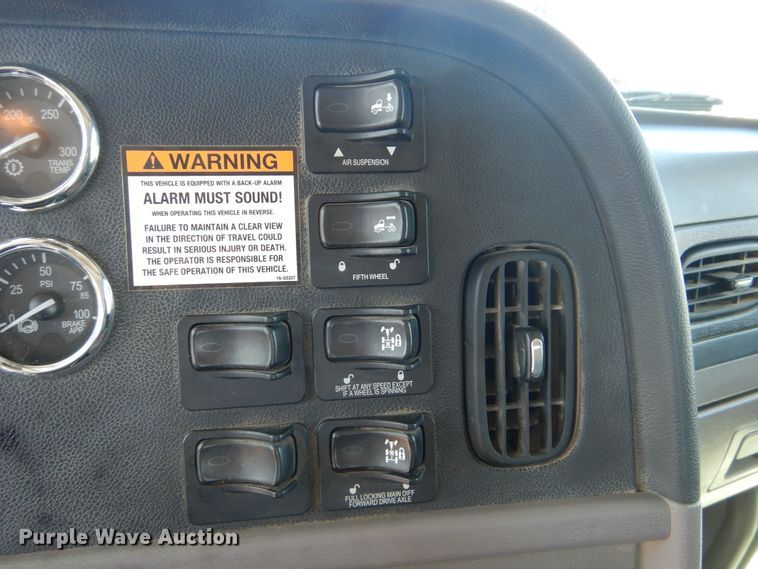 image for item DG8501 2010 Peterbilt 389 semi truck