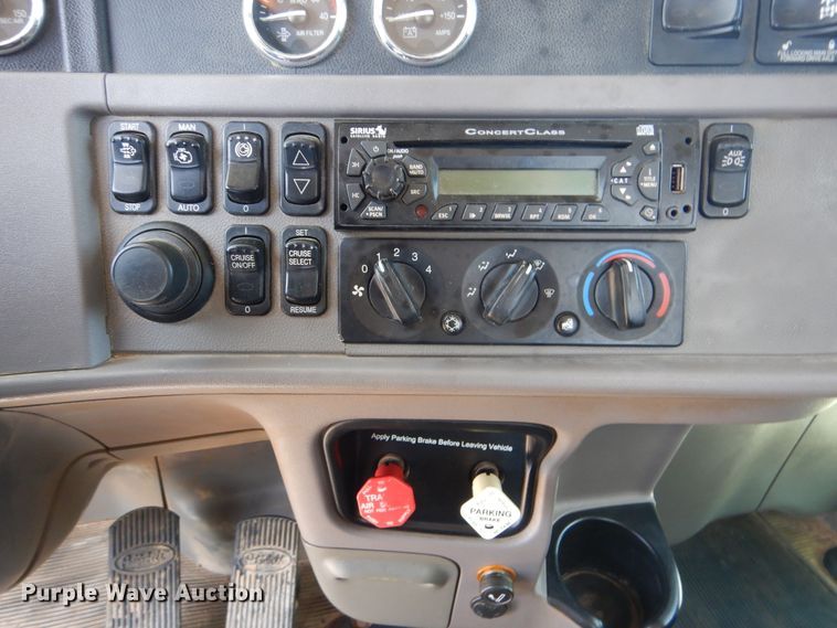 image for item DG8501 2010 Peterbilt 389 semi truck