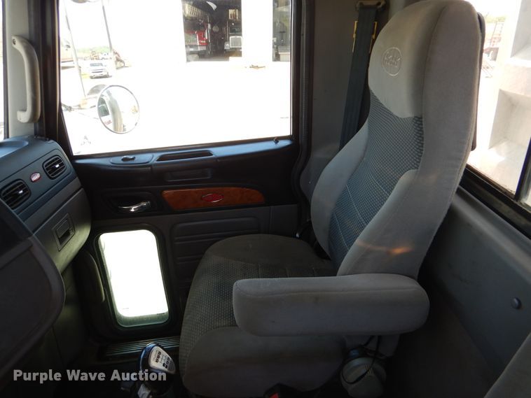 image for item DG8501 2010 Peterbilt 389 semi truck