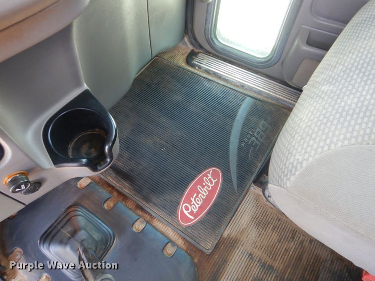 image for item DG8501 2010 Peterbilt 389 semi truck