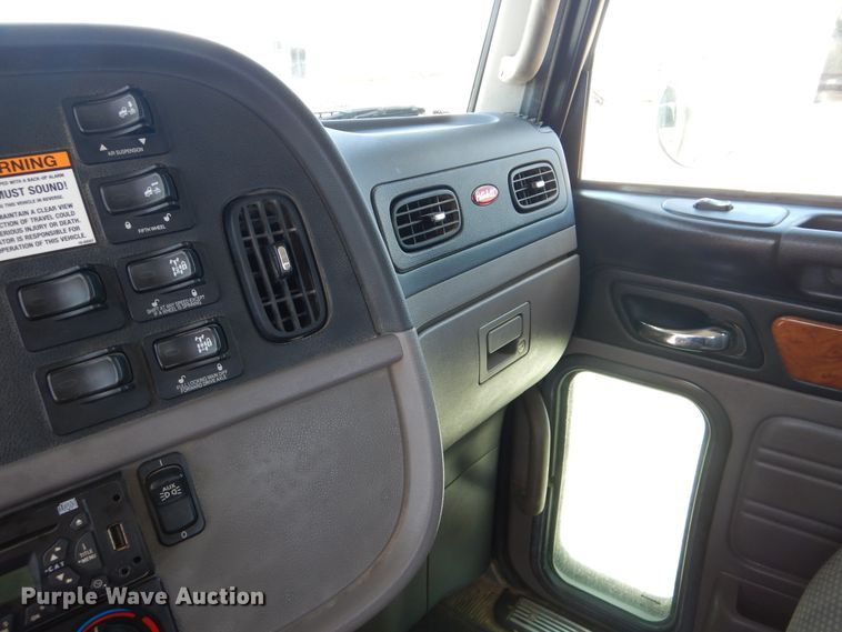 image for item DG8501 2010 Peterbilt 389 semi truck
