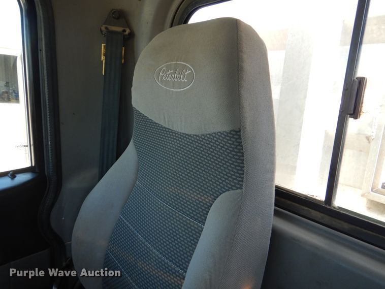 image for item DG8501 2010 Peterbilt 389 semi truck