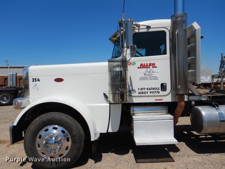 image for item DG8501 2010 Peterbilt 389 semi truck