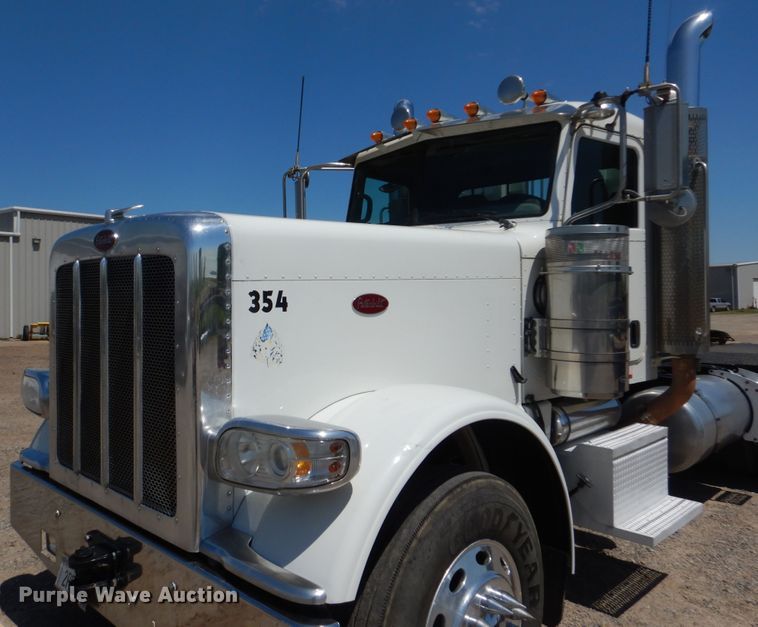 image for item DG8501 2010 Peterbilt 389 semi truck