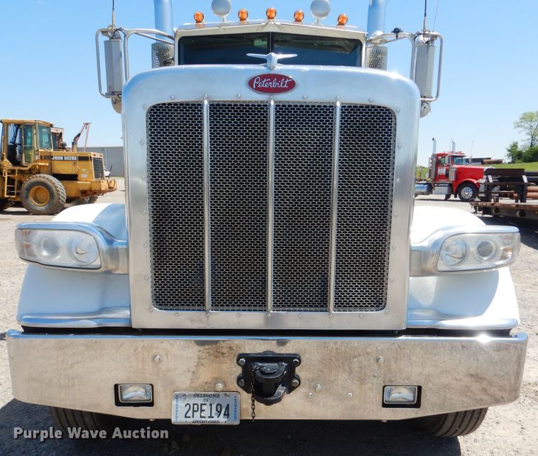 image for item DG8501 2010 Peterbilt 389 semi truck