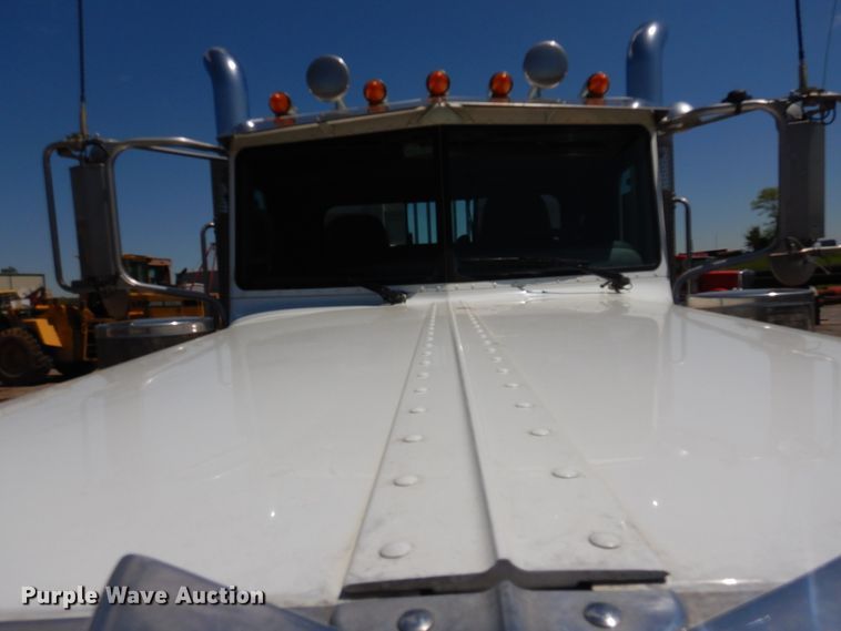 image for item DG8501 2010 Peterbilt 389 semi truck