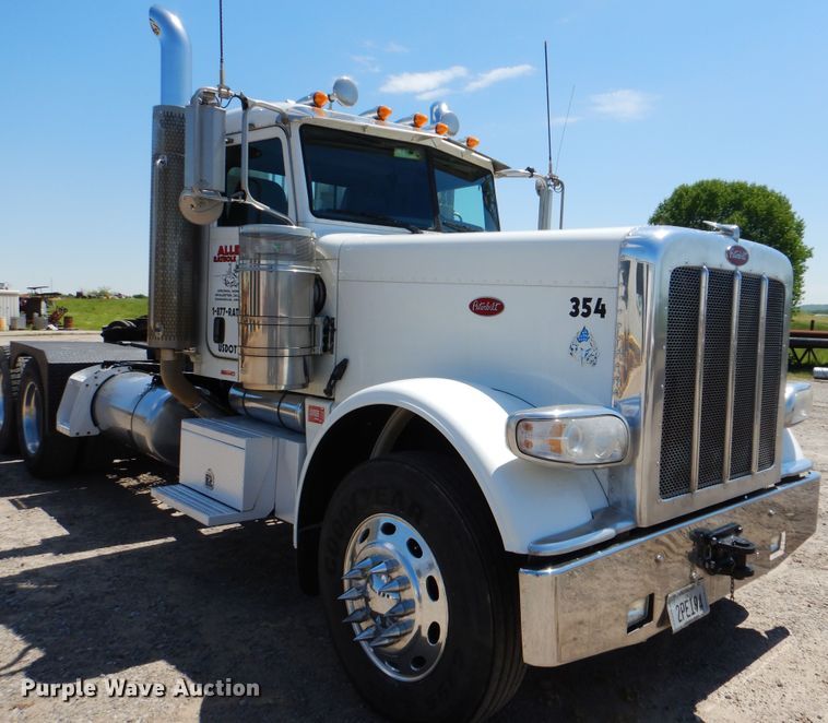 image for item DG8501 2010 Peterbilt 389 semi truck